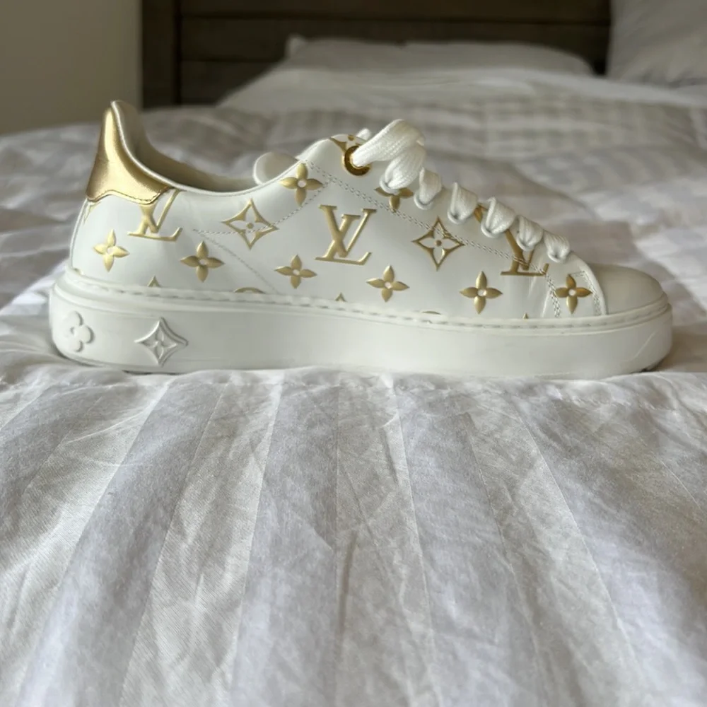 Brand new Louis Vuitton shoes. Size 10. White with gold accent. - Picture 6 of 9